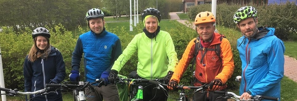 Lokallaget fra Alta med fem av medlemmene som står oppstilt med syklene sine.