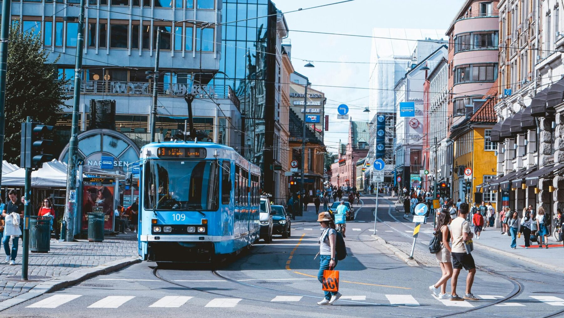 Blå trikk i Oslo sentrum