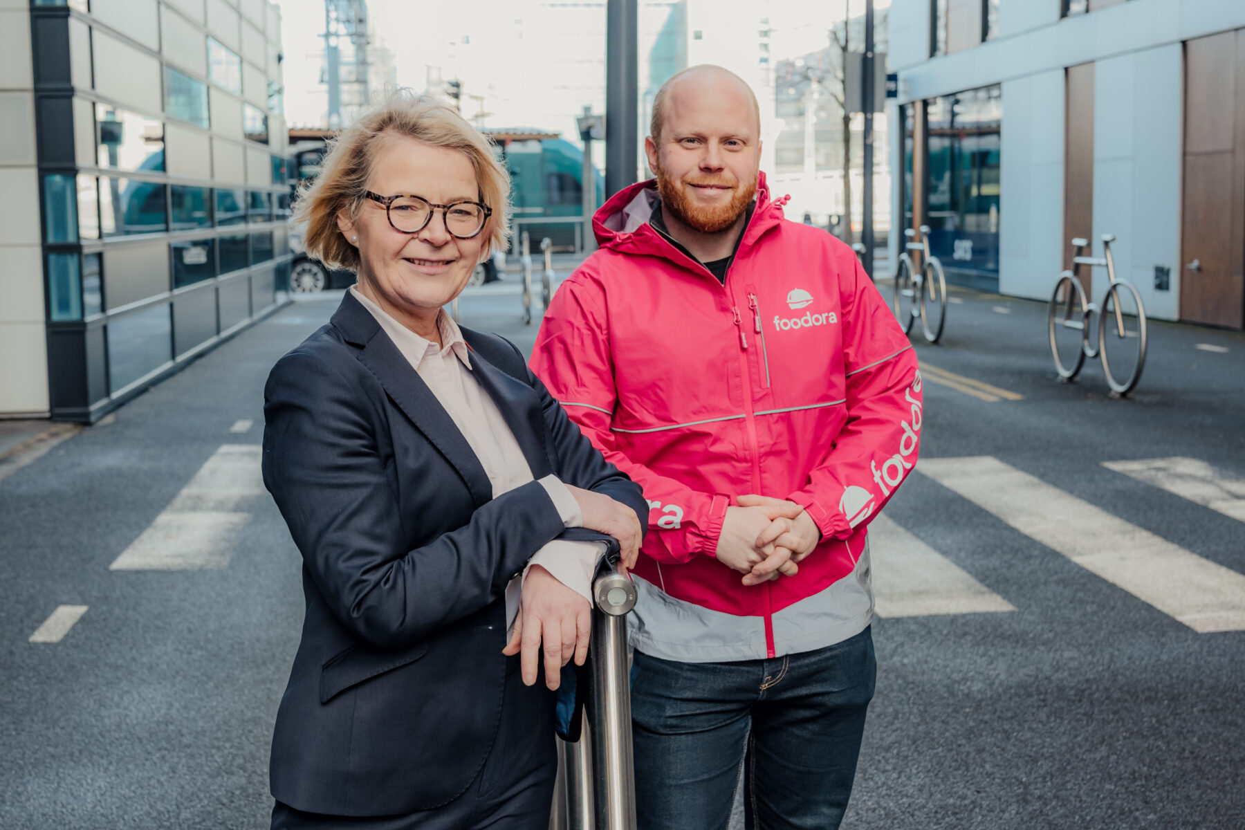 Generalsekretær i Syklistforeingen og kommunikasjonssjef for Foodora smiler til fotografen