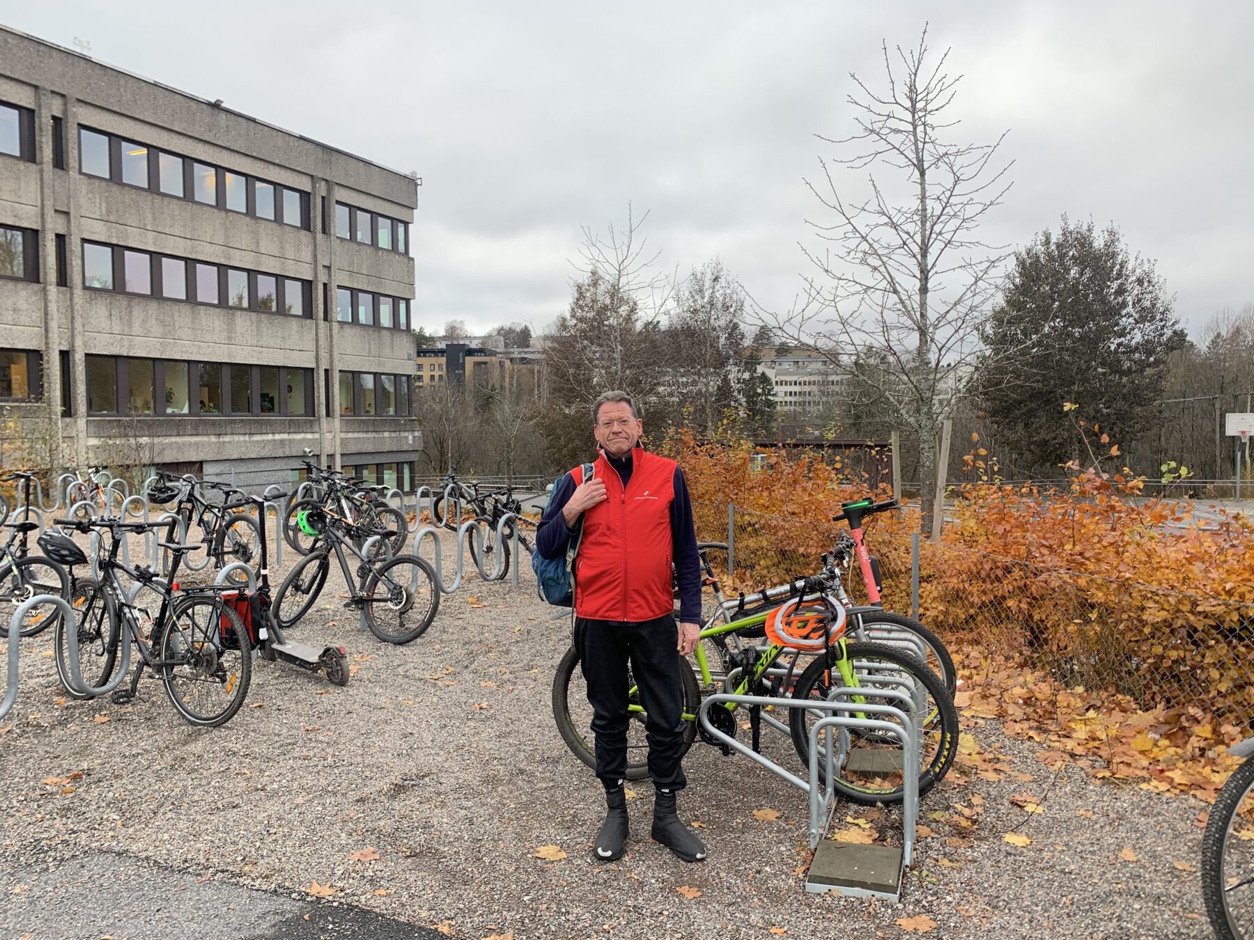 Roar Næss på befaring ved en kommunal arbeidsplass med mange sykkelstativer.