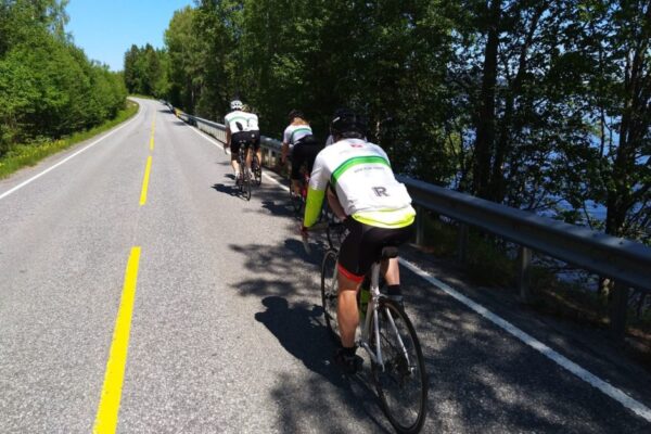 Syklister med på ritt, hvor logo av Regnskogsfondet er på ryggen.